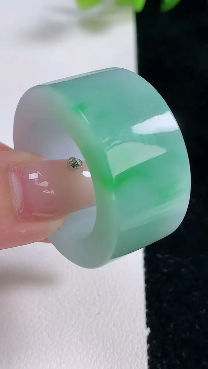 天然A货翡翠方形指环扳指，尺寸22.2-16-6，重量:29.36g2025年12月25日
工厂直销收藏佳品,种好水足，色泽均匀，有种有色，上手高大气！