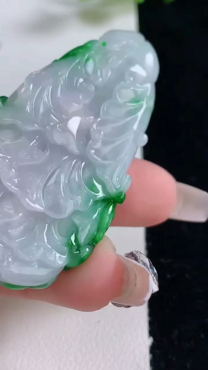 天然A货翡翠白菜吊坠，尺寸556-28.5-9.7，重量:30.00g
12月25日