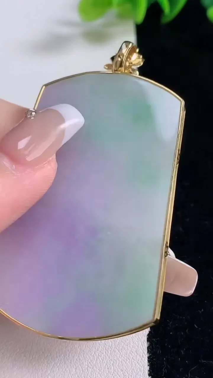 天然A货翡翠18K金春带彩紫罗兰无事牌吊坠，尺寸57.6-39.7-3.6，重量:25.51g
12月25日