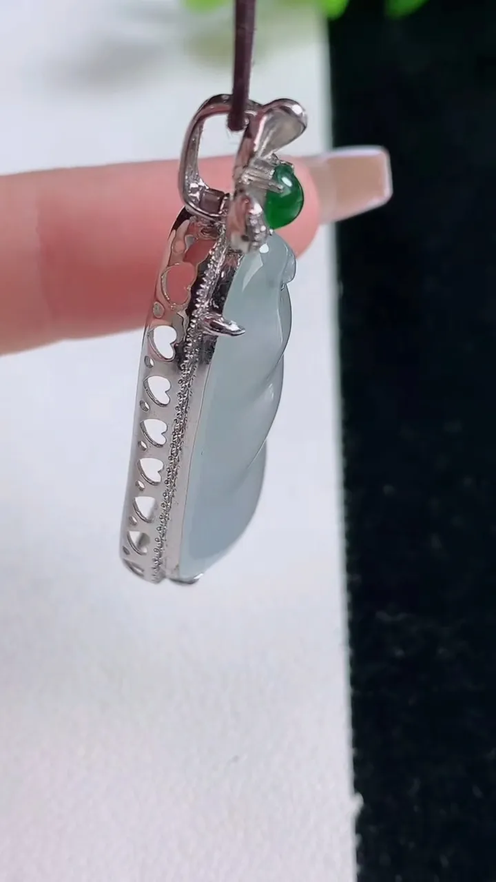 天然A货翡翠种白冰福豆吊坠，尺寸44.5-17.4-7.8，裸石34-16.5重量:8.57g
12月25日