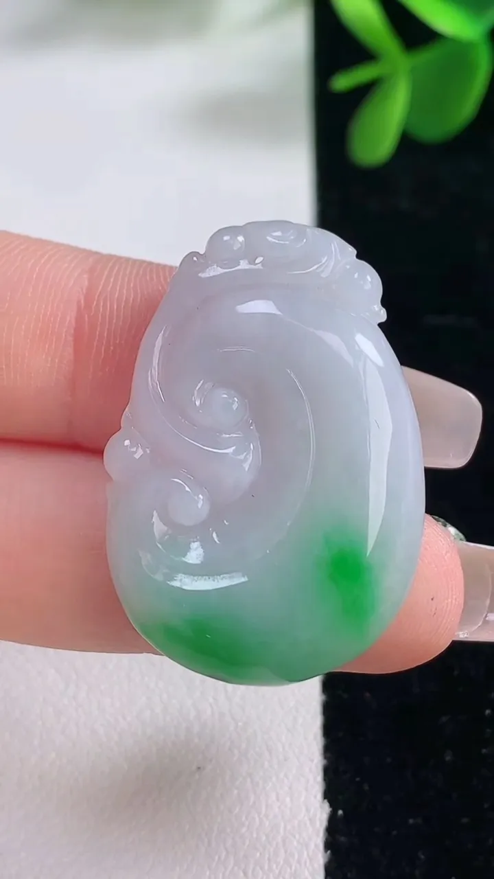 天然A货翡翠如意吊坠，尺寸33.5-22.4-5，重量:6.54g
12月25日