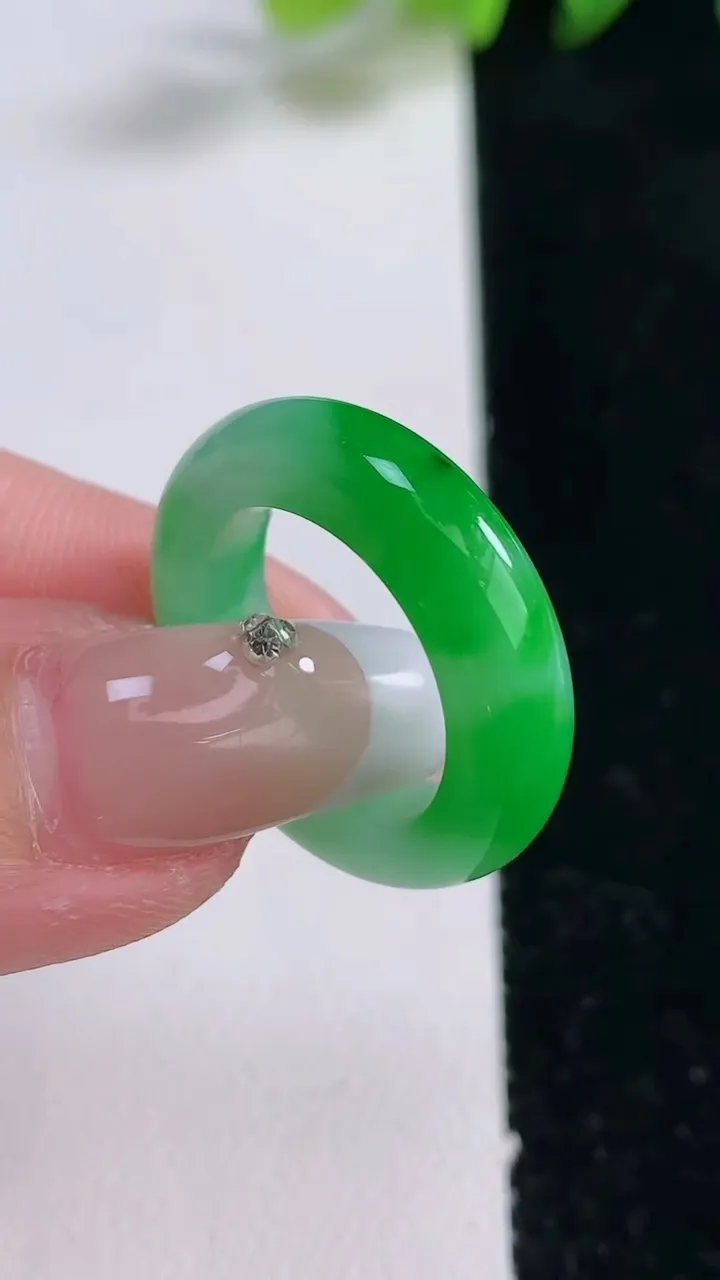 天然A货翡翠指环戒指，尺寸16.6-5.6-4，重量:4.69g2025年12月25日
工厂直销收藏