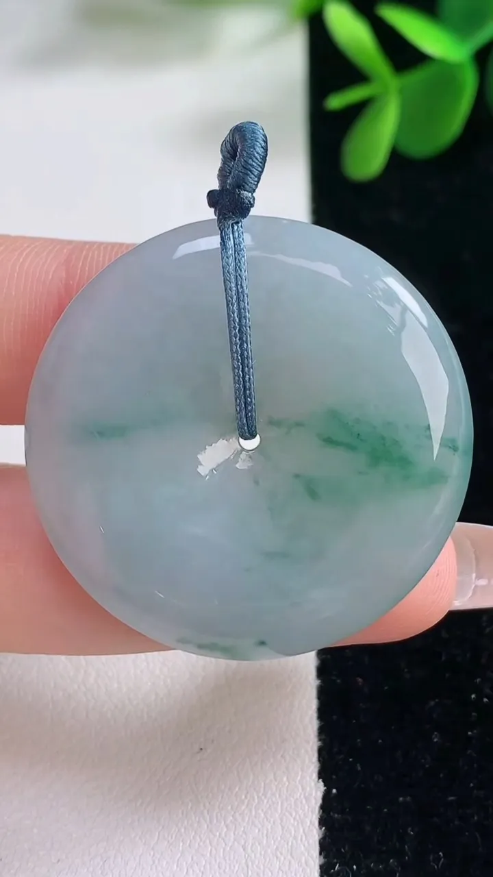 天然A货翡翠飘花平安扣吊坠，尺寸34.6-5.8，重量:15.15g
12月25日