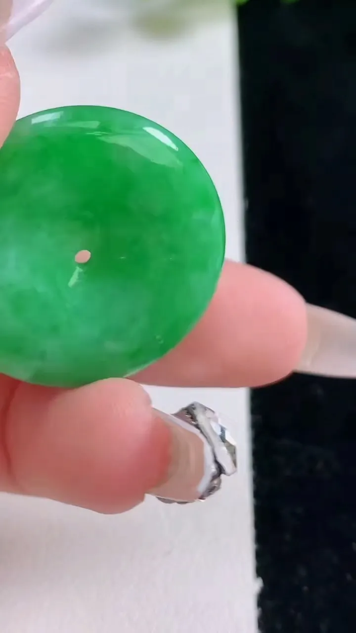 天然A货翡翠平安扣吊坠，尺寸28.7-5.2，重量:8.95g
12月25日