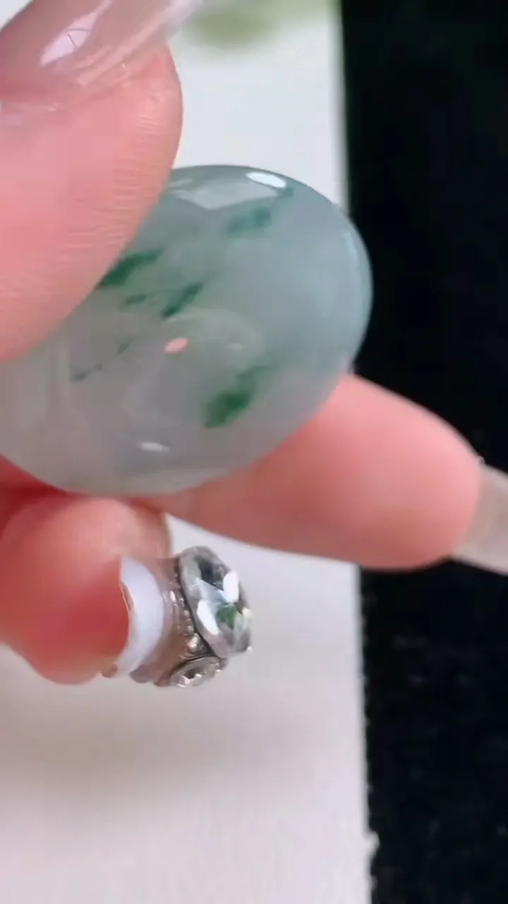 天然A货翡翠冰种飘花平安扣吊坠，尺寸27.8-5.9，重量:10.57g
12月25日