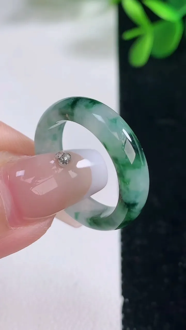 天然A货翡翠冰种飘花指环戒指，尺寸18-5.2-2.9，重量:3.48g2025年12月25日
工厂