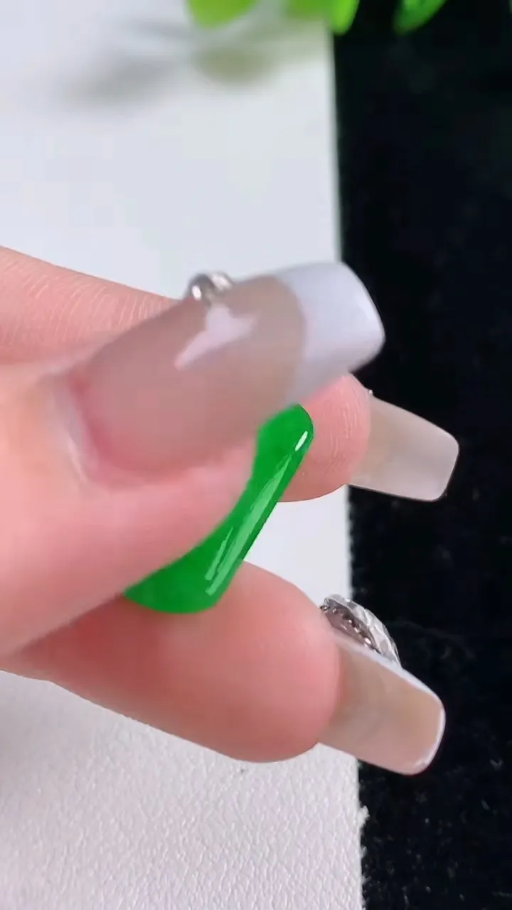 天然A货翡翠马鞍戒面，尺寸20-10.2-2.5，重量:1.38g2025年12月25日
工厂直销收