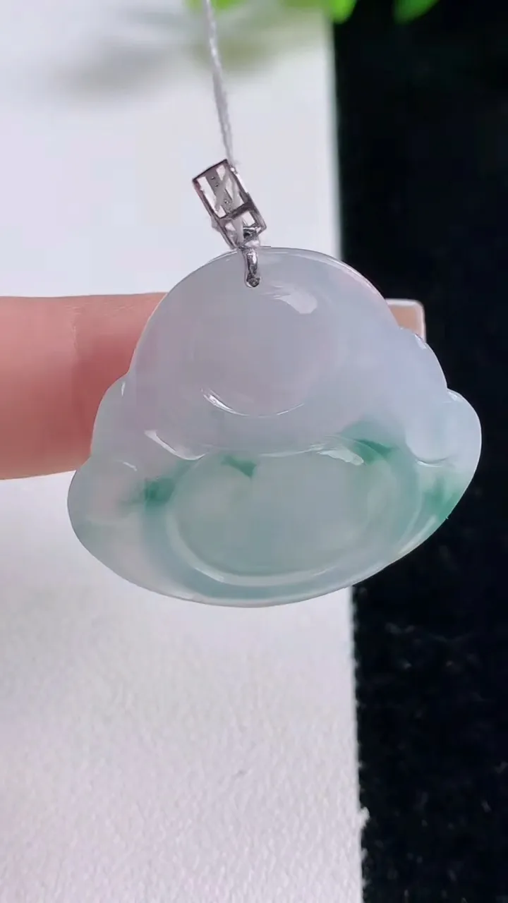 天然A货翡翠种飘花佛公吊坠，尺寸27.4-30.6-6，重量:8.04g
12月25日