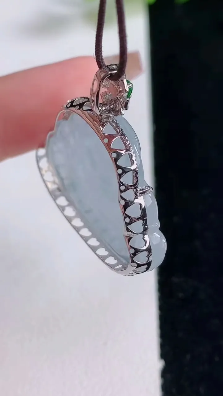 天然A货翡翠种白冰佛公吊坠，尺寸30.8-22.2-28-6.7，重量:5.51g
12月25日