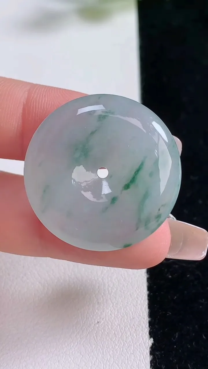 天然A货翡翠冰种飘花平安扣吊坠，尺寸27.8-5.9，重量:10.57g
12月25日