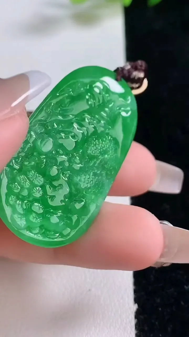 天然A货翡翠山水牌吊坠，尺寸42.7-24.4-5.2，重量:14.28g
12月25日