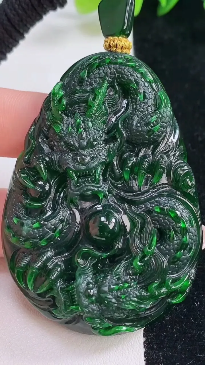 天然A货翡翠龙牌吊坠，尺寸64-44-12，重量:63.15g
12月25日