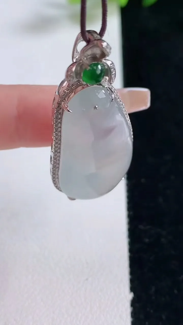 天然A货翡翠种白冰福豆吊坠，尺寸44.5-17.4-7.8，裸石34-16.5重量:8.57g
12月25日