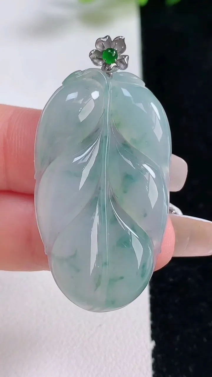 天然A货翡翠种飘花金枝玉叶 叶子吊坠，尺寸40-22.4-4.8，重量:8.56g
12月25日