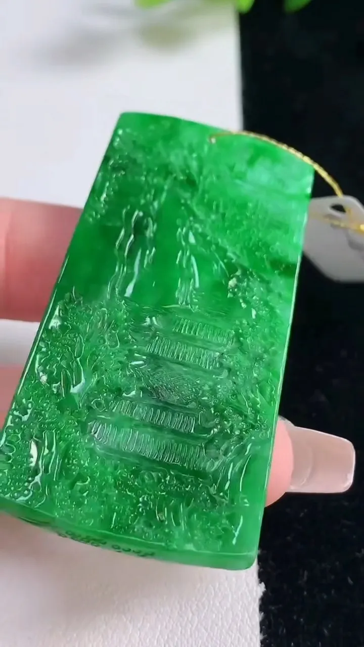 天然A货翡翠山水牌吊坠，尺寸56.8-28.6-5，重量:19.85g
12月25日