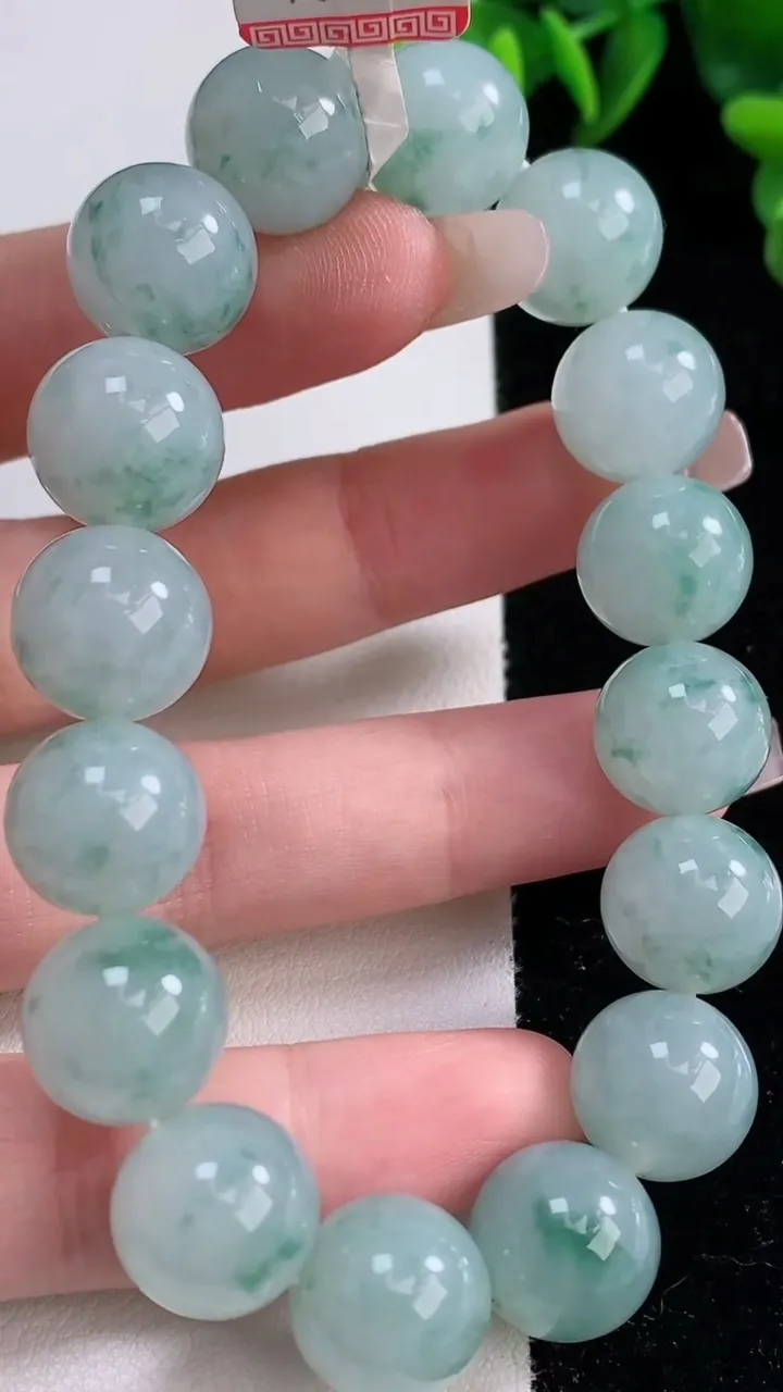 天然A货翡翠飘花圆珠手串，尺寸12.6-16颗，重量:56.31g12月25日
工厂直销收藏佳品,种好水足，色泽均匀，有种有色，上手高大气！