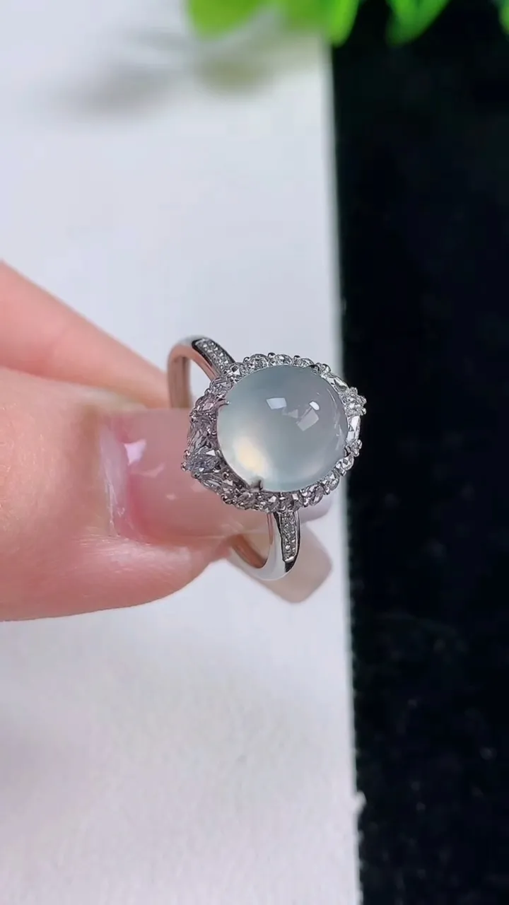 天然A货翡翠种白冰蛋面戒指，尺寸17.2-9-7.8，重量:2.33g2025年12月25日
工厂直销收藏佳品,种好水足，色泽均匀，有种有色，上手高大气！