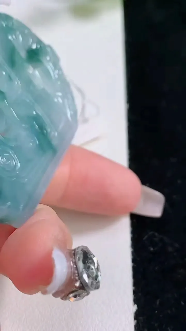 天然A货翡翠飘花仿古无事牌吊坠，尺寸55.5-39.8-6，重量:30.93g
12月25日