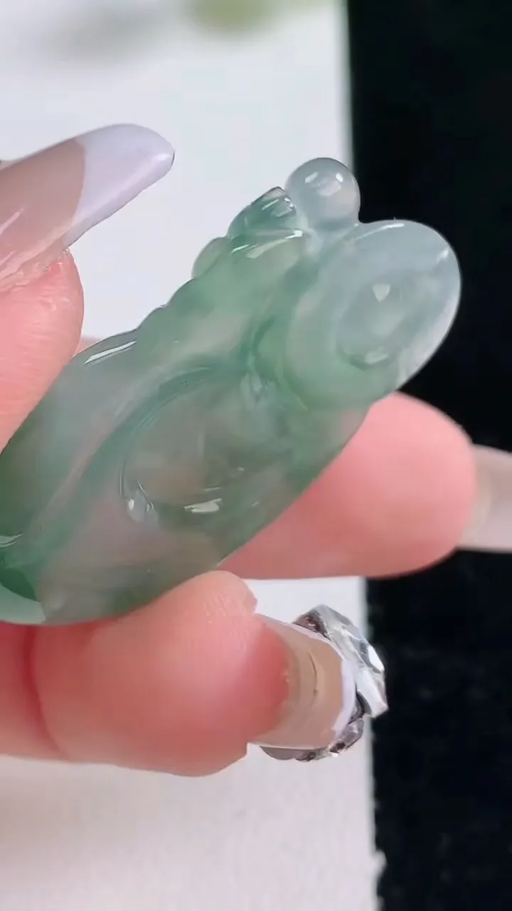 天然A货翡翠布袋佛吊坠，尺寸36.8-22.3-4.7，重量:8.22g
12月25日