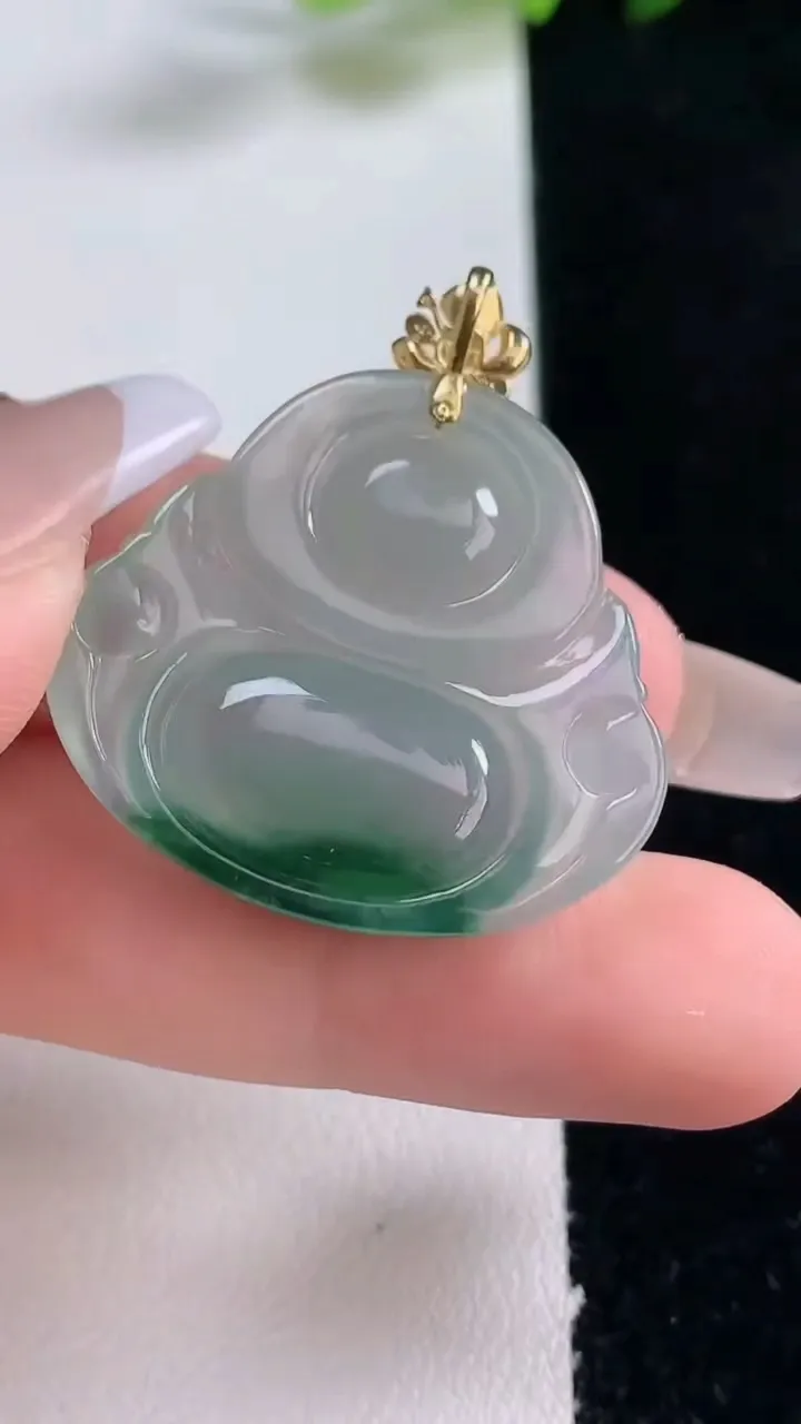 天然A货翡翠种飘花佛公吊坠，尺寸276-30.4-5.6，重量:8.20g
12月25日