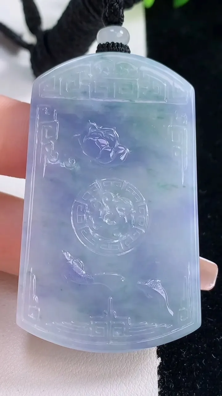 天然A货翡翠紫罗兰仿古无事牌吊坠，尺寸58.5-35.3-6.5，重量:42.58g
12月25日