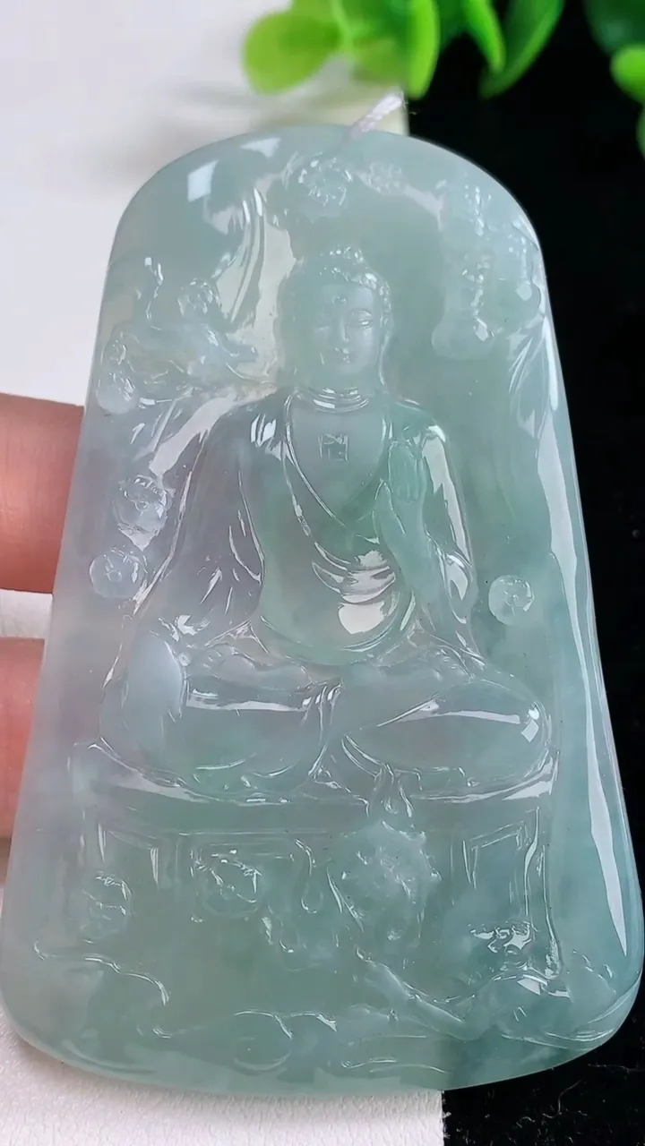 天然A货翡翠阿弥陀佛吊坠，尺寸76.4-49.5-5.8，重量:47.78g
12月25日