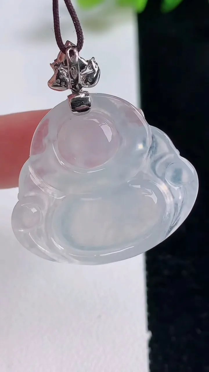 天然A货翡翠种白冰佛公吊坠，尺寸27.2-30-5.9，重量:7.80g
12月25日