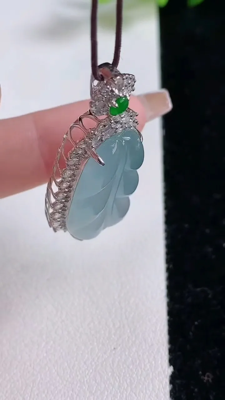 天然A货翡翠种白冰金枝玉叶 叶子吊坠，尺寸40.8-18.2-9.5，裸石27.7-14.3重量:7.29g
12月25日