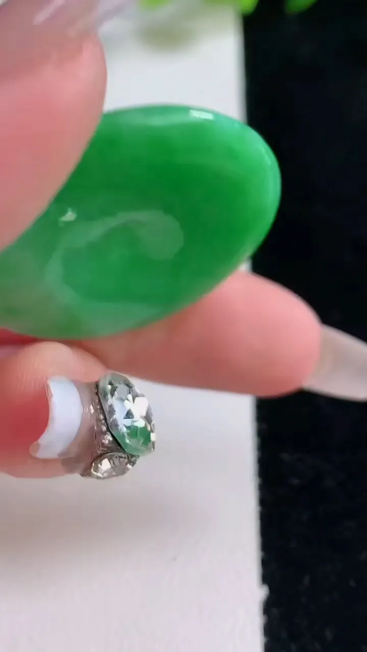 天然A货翡翠平安扣吊坠，尺寸32.6-5.6，重量:13.55g
12月25日