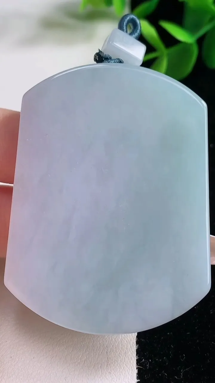 天然A货翡翠紫罗兰无事牌吊坠，尺寸55.7-41.6-6，重量:44.32g
12月25日