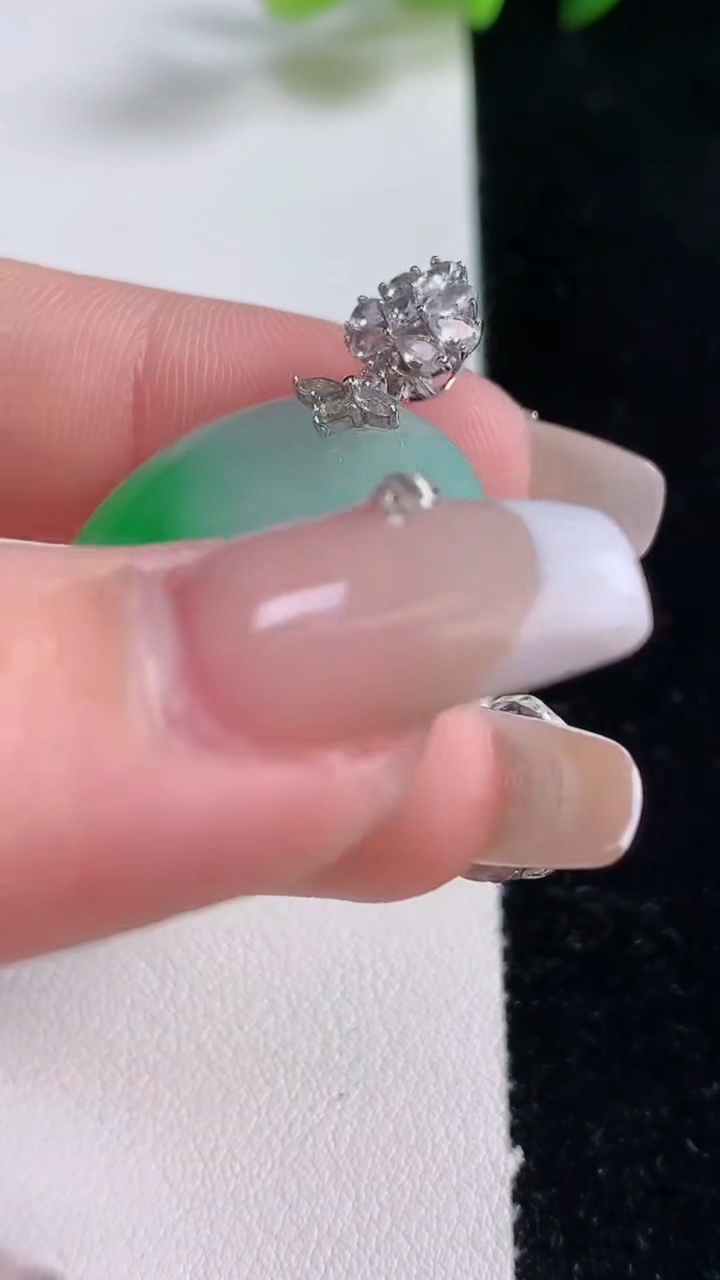 天然A货翡翠平安扣吊坠，尺寸25-3.8，重量:6.30g
12月25日