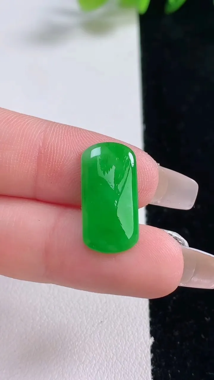 天然A货翡翠马鞍戒面，尺寸20-10.2-2.5，重量:1.38g2025年12月25日
工厂直销收藏佳品,种好水足，色泽均匀，有种有色，上手高大气！