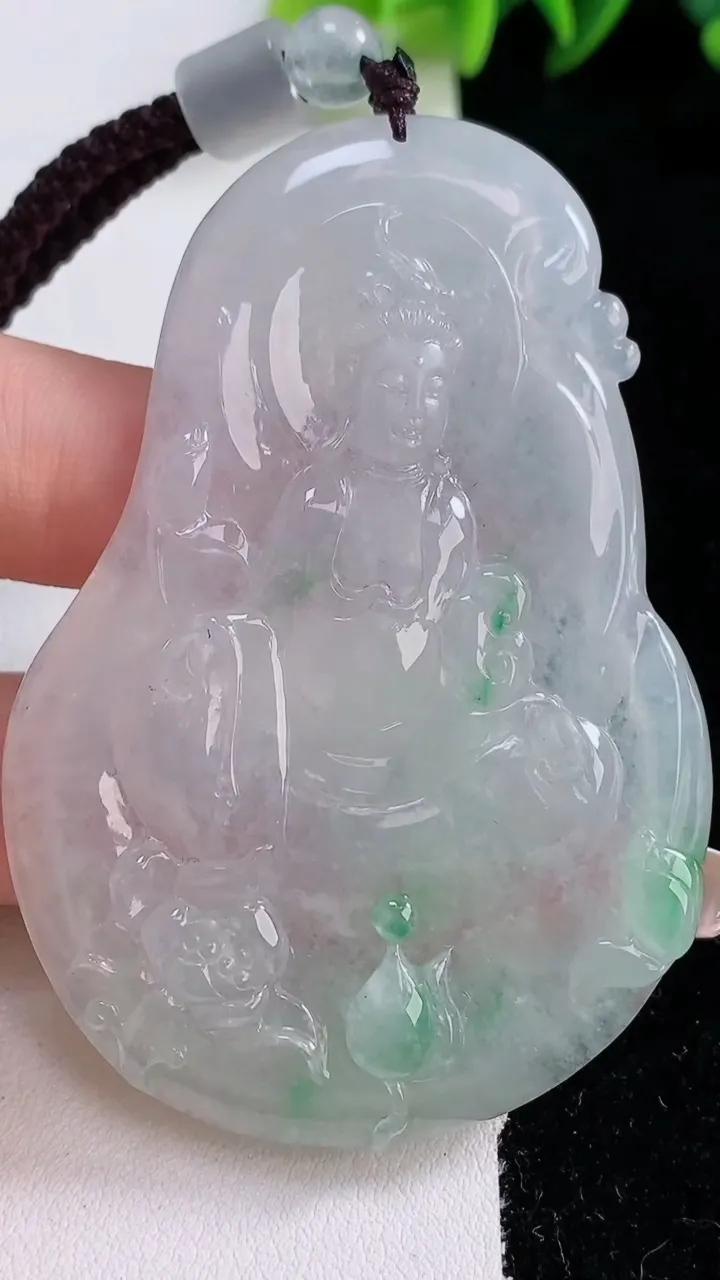 天然A货翡翠观音菩萨吊坠，尺寸68.2-47-6.5，重量:41.68g
12月25日