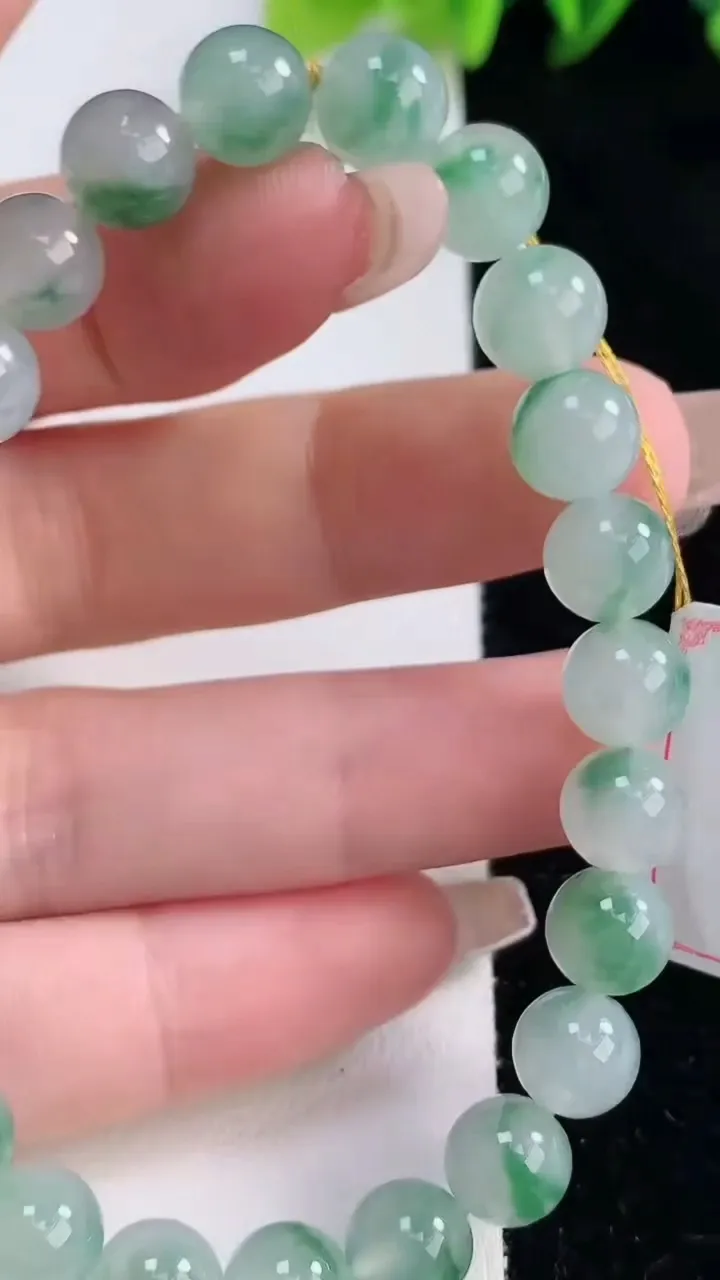 天然A货翡翠种飘花圆珠手串，尺寸7.9-24颗，重量:21.45g12月25日
工厂直销收藏佳品,种好水足，色泽均匀，有种有色，上手高大气！