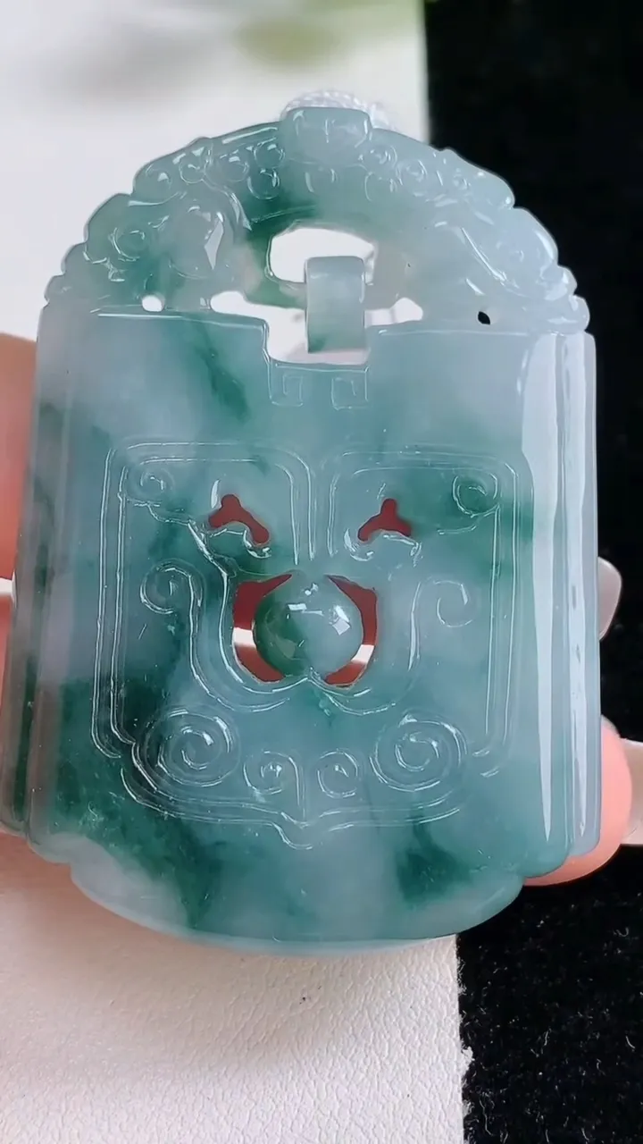 天然A货翡翠飘花仿古无事牌吊坠，尺寸55.5-39.8-6，重量:30.93g
12月25日