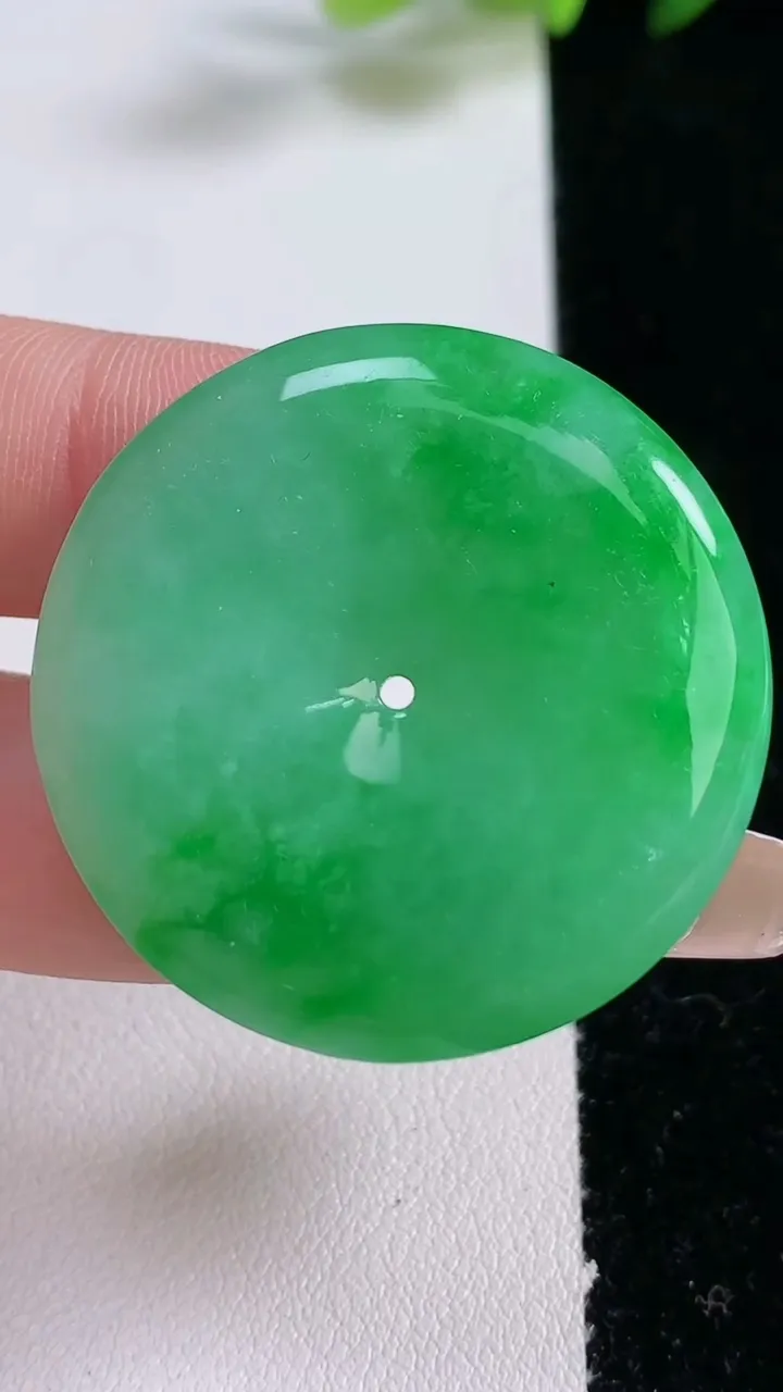 天然A货翡翠平安扣吊坠，尺寸36-6，重量:16.62g
12月25日