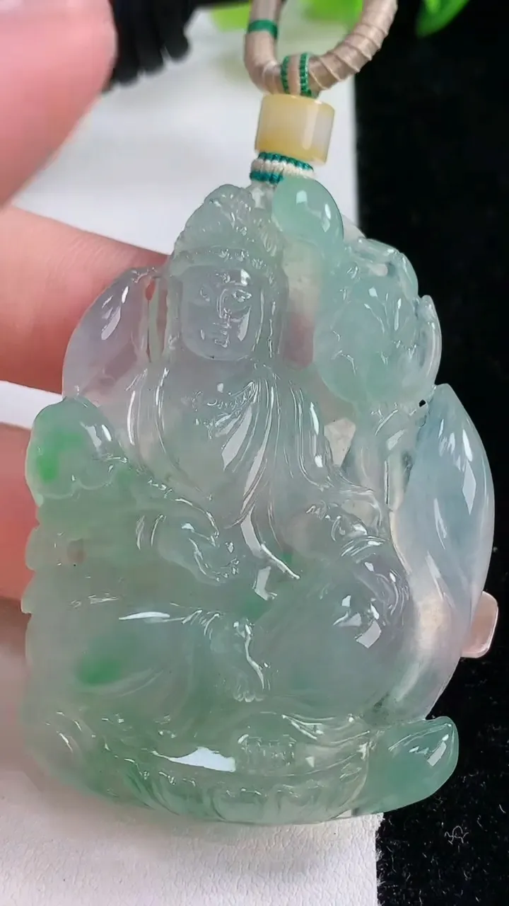 天然A货翡翠大势至菩萨吊坠，尺寸58-40.7-7.2，重量:41.52g
12月25日