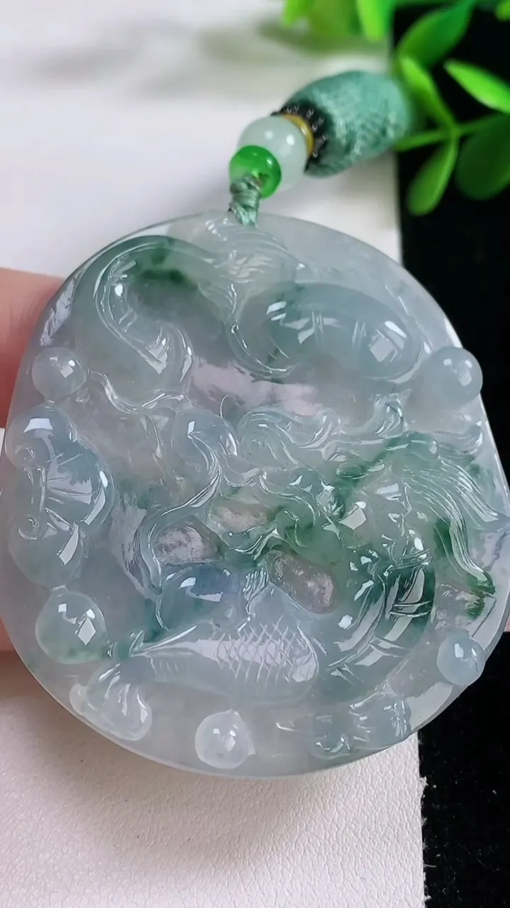 天然A货翡翠紫罗兰飘花龙牌吊坠，尺寸55.9-50.8-6，重:33.34g
12月25日