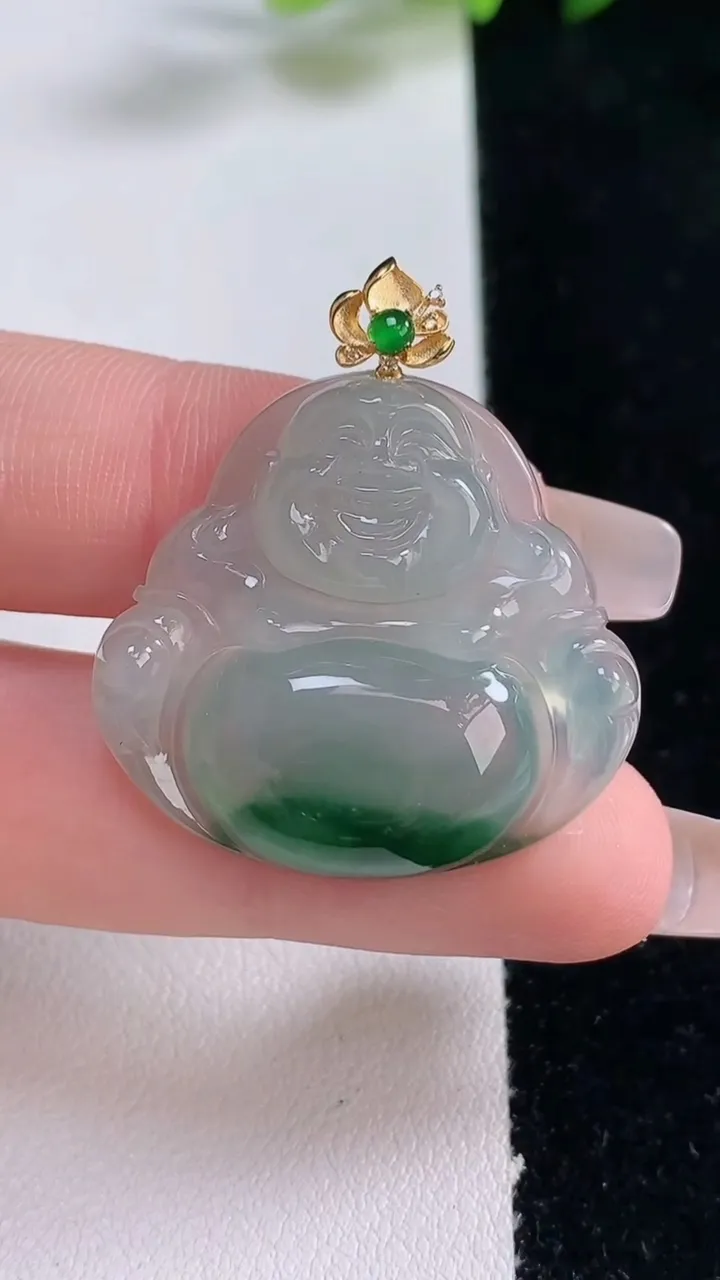 天然A货翡翠种飘花佛公吊坠，尺寸276-30.4-5.6，重量:8.20g
12月25日