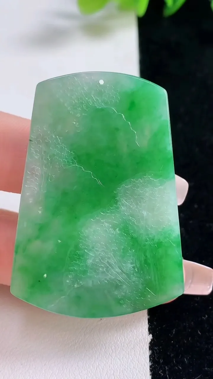 天然A货翡翠山水牌吊坠，尺寸50.2-35.5-5.6，重量:22.79g
12月25日