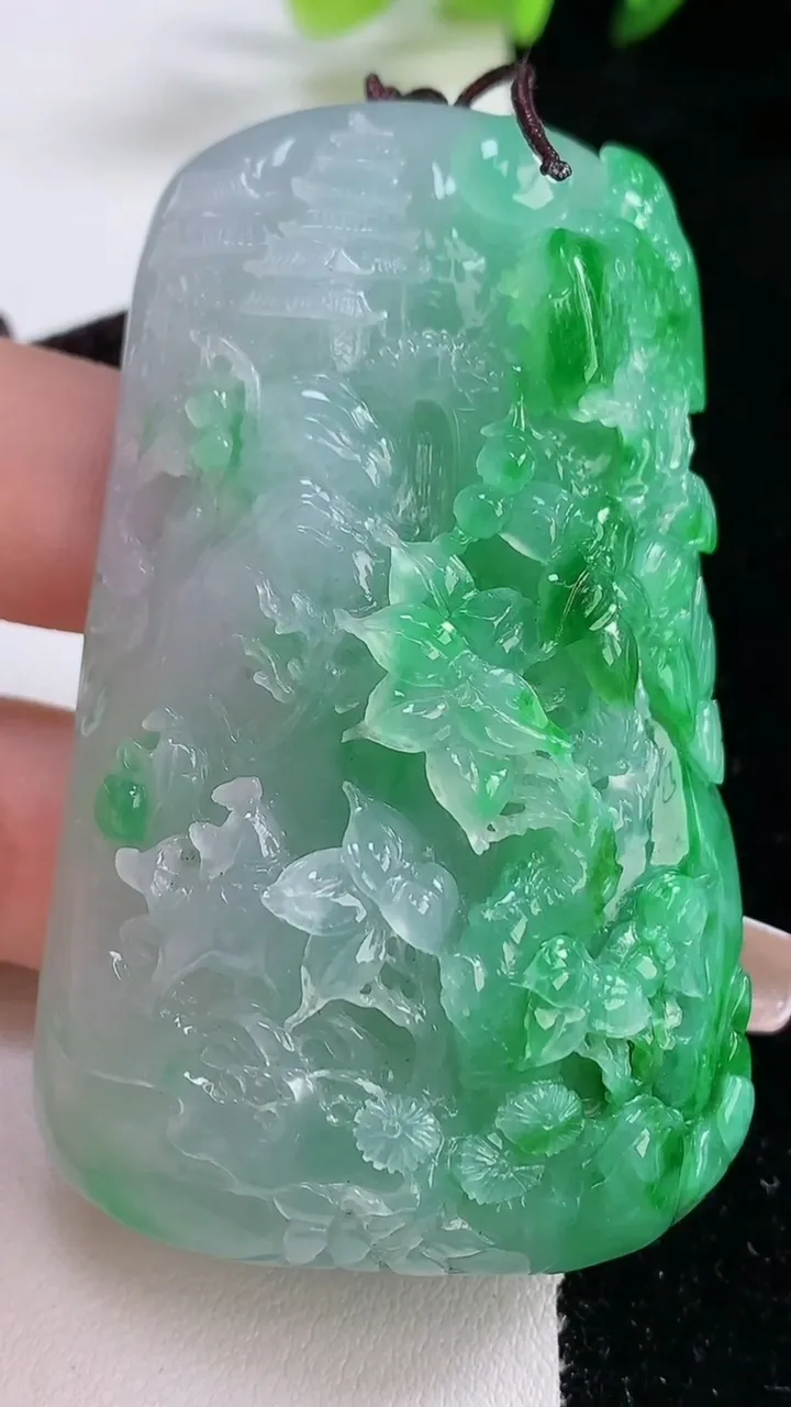 天然A货翡翠山水牌吊坠，尺寸66-39-17.7，重量:90.00g
12月25日