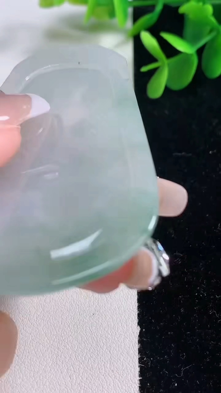 天然A货翡翠祥龙大日如来吊坠，尺寸73.8-44-4.7，重量:30.00g
12月25日