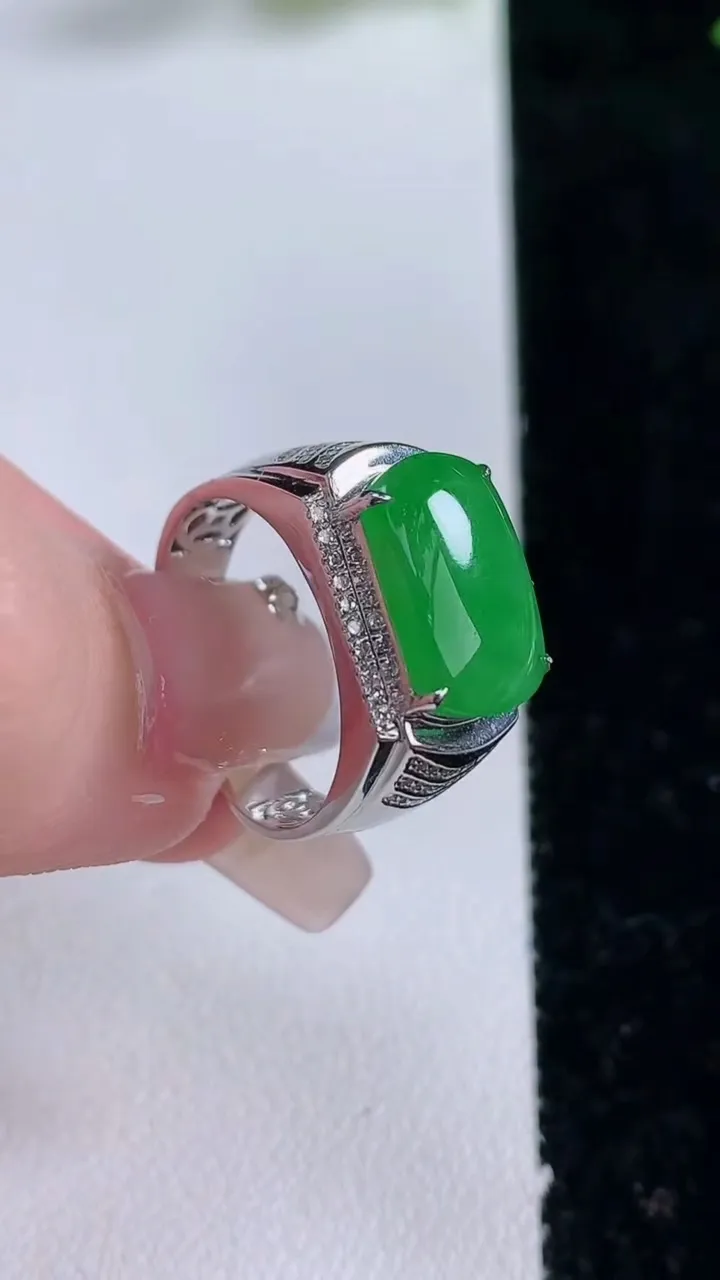 天然A货翡翠马鞍戒指，尺寸17.4-12.5-7.6-6，重量:4.55g2025年12月25日
工厂直销收藏佳品,种好水足，色泽均匀，有种有色，上手高大气！