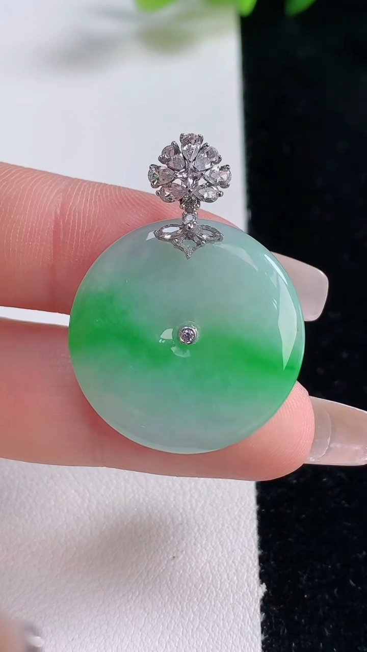 天然A货翡翠平安扣吊坠，尺寸25-3.8，重量:6.30g
12月25日