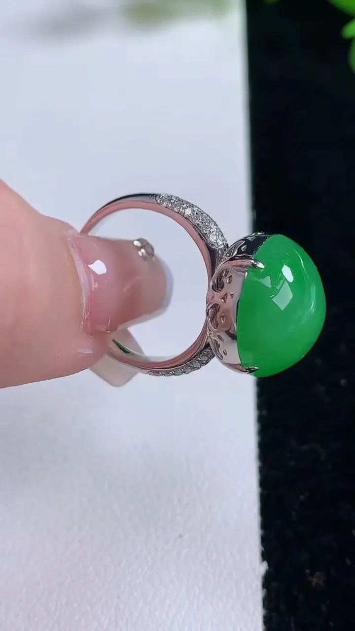 天然A货翡翠蛋面戒指，尺寸17.4-15.3-12，重量:7.05g2025年12月25日
工厂直销收藏佳品,种好水足，色泽均匀，有种有色，上手高大气！