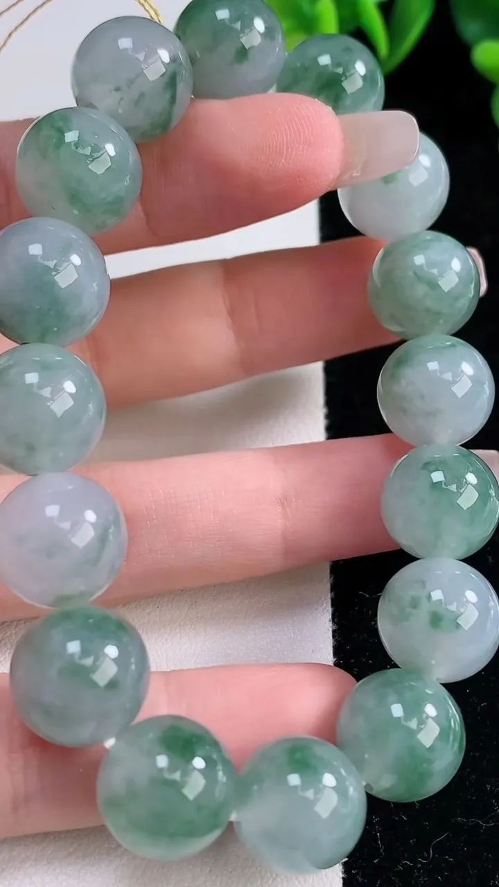 天然A货翡翠种飘花圆珠手串，尺寸12.7-16颗，重量:56.14g12月25日
工厂直销收藏佳品,种好水足，色泽均匀，有种有色，上手高大气！