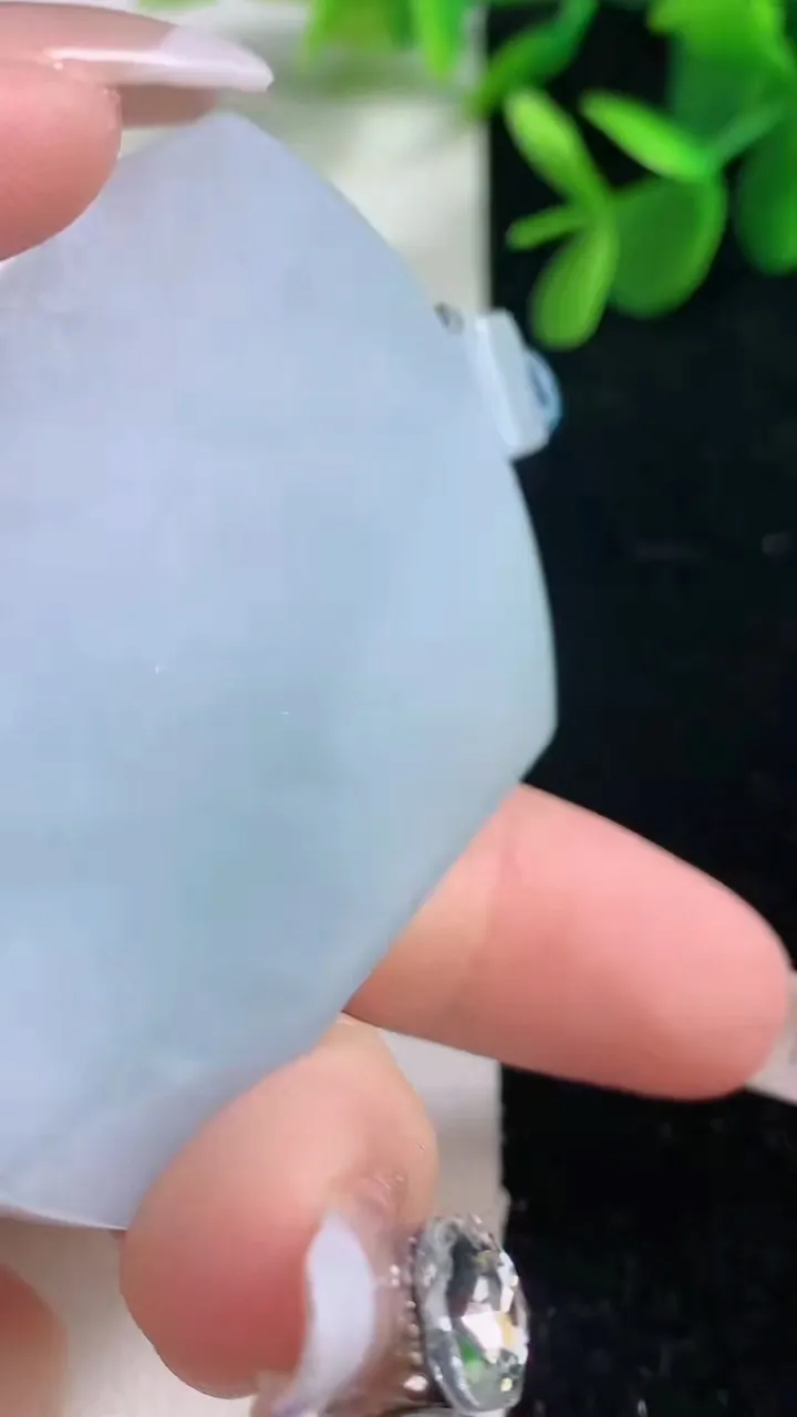 天然A货翡翠紫罗兰无事牌吊坠，尺寸57-42.2-5.7，重量:42.52g
12月25日