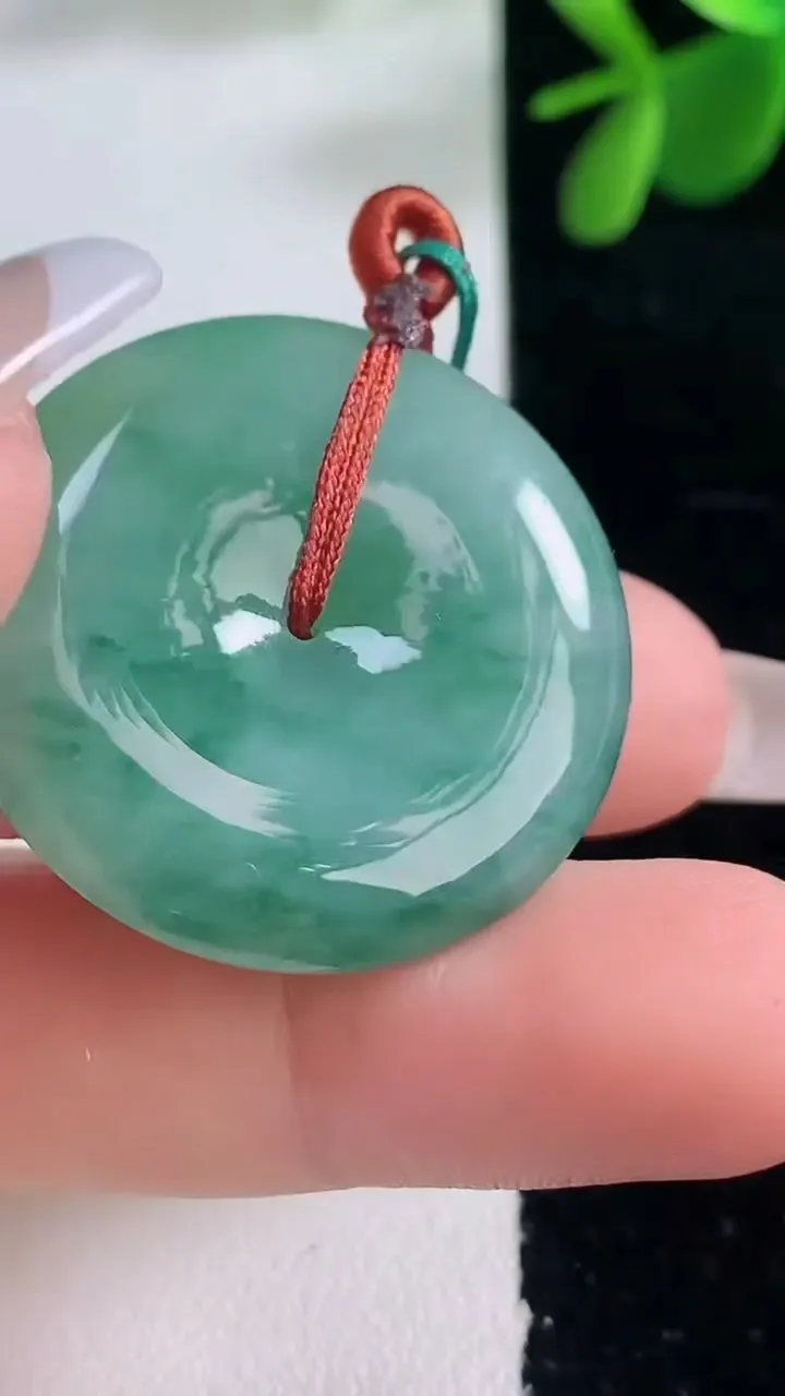 天然A货翡翠平安扣吊坠，尺寸30.2-5.9，重量:10.00g
12月25日