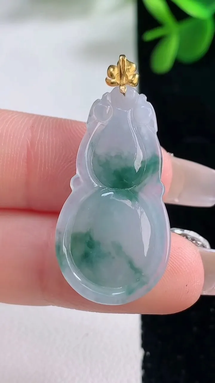 天然A货翡翠18K金飘花葫芦吊坠，尺寸31-16.5-5.9，重量:4.46g
12月25日