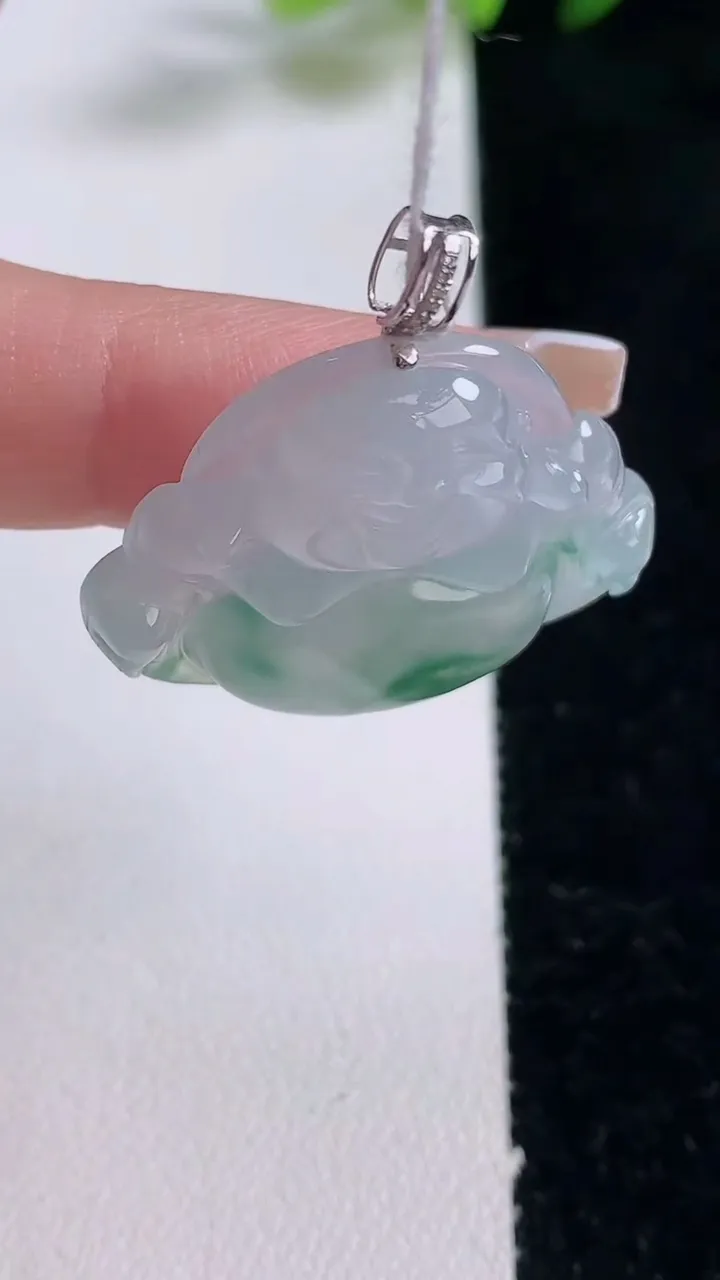 天然A货翡翠种飘花佛公吊坠，尺寸27.4-30.6-6，重量:8.04g
12月25日